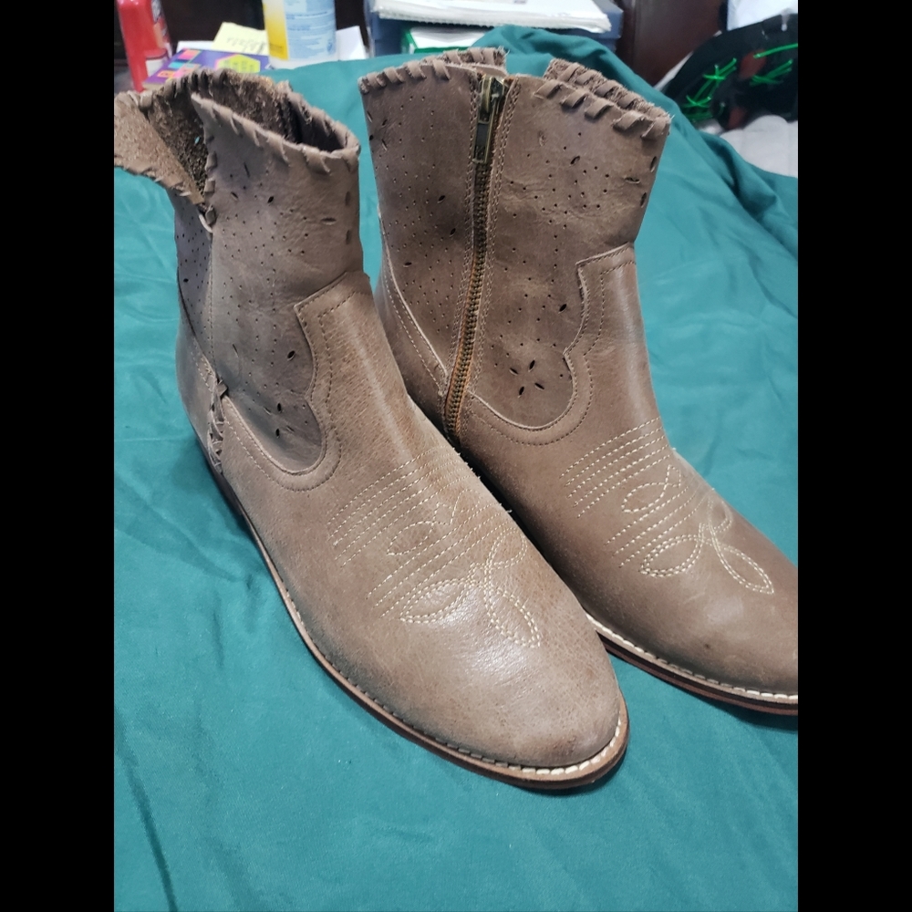 Shyanne booties size 9.5